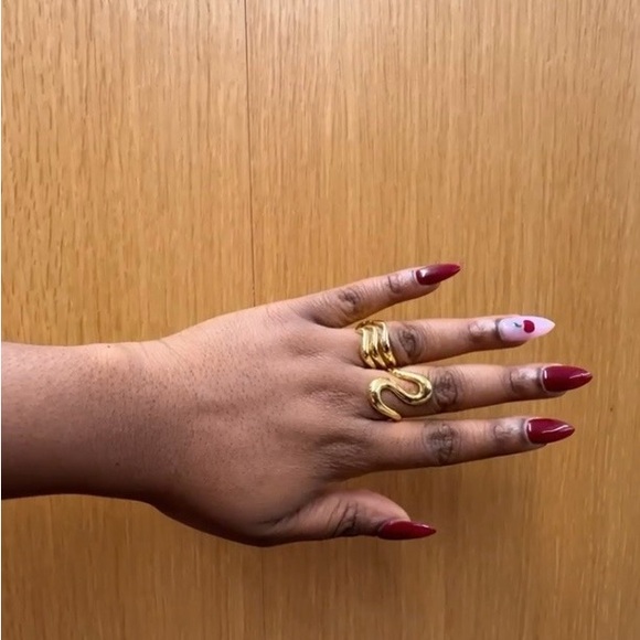 Accessories - Gold Flower Earrings